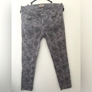 Paige grey floral print size 28. Peg skinny 38 inches in length.
